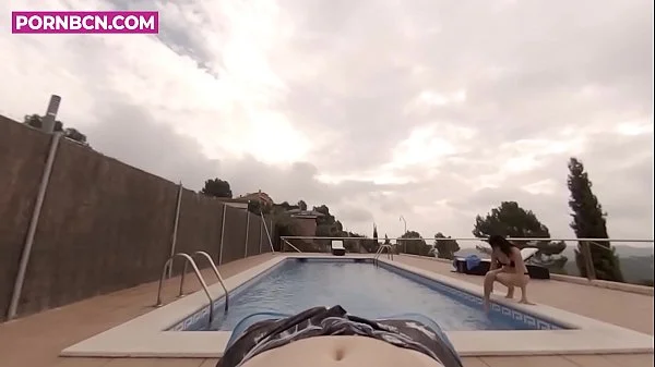 La vecina joven del quinto ninfomana entra en la piscina comunitaria cachonda y quiere follar en el exterior POV latina porno en español