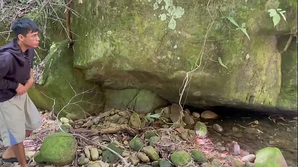 Me masturbo viendo a chica desconocida mientras se baña en el lago y termino follandola duro y corriéndome en su culo.