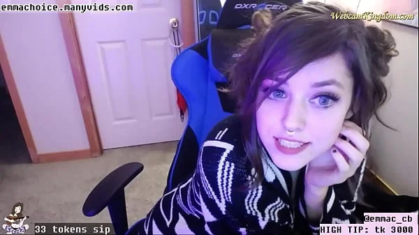 Skinny streamer flashing tits and ass on webcam