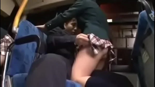 Extraño seduce y coje a colegiala en el bus 3