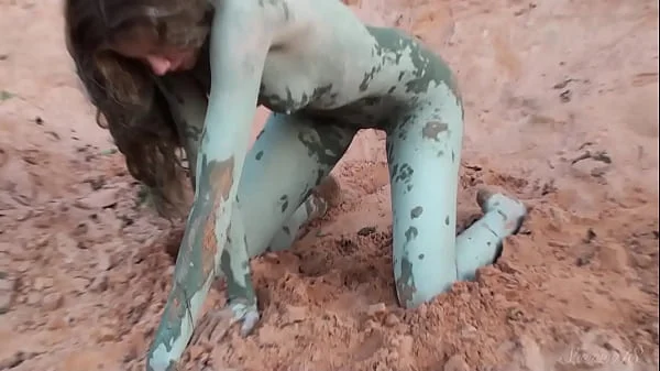 Nicole Turns Her Nude Skin Into Body Art With Mud